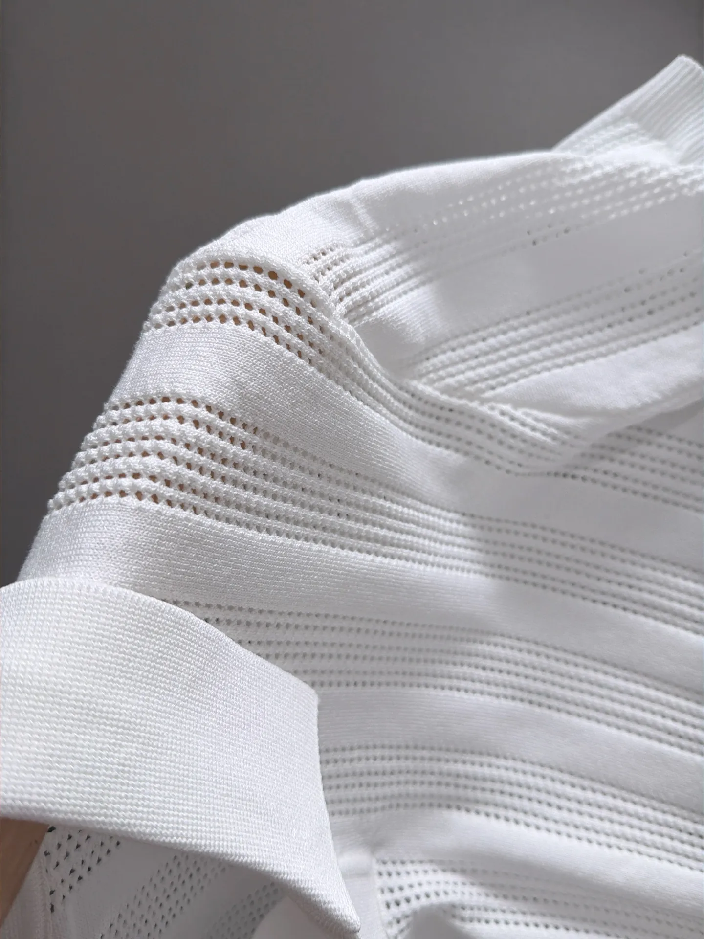 LP high quality Loro Piana 26ss New Arrival men's short-sleeved T-shirt. Made of combed cotton yarn knitted cotton fabric, no pressure when entering and exiting the counter. Exclusive control of raw materials. It feels substantial when weighed, and the upper body is more textured than ordinary T-shirts. This texture can handle the weather easily and is suitable for both hot and cold! Loose fit design, looks noble. The only correct version is available Size: M to 3XL